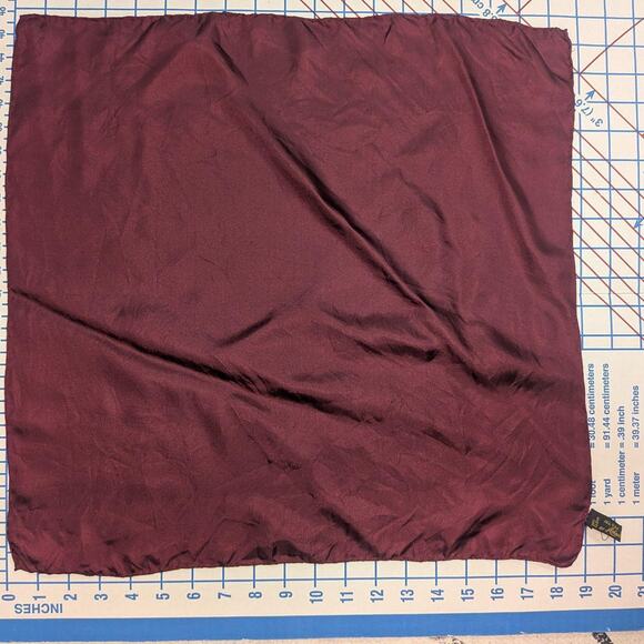 Vintage burgundy pocket square in silk - Picture 3 of 5